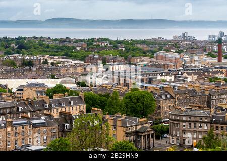Calton Hill in Edinburgh, wo Sie einen spektakulären Blick im Herzen des Stadtzentrums, nahe dem östlichen Ende der Princes Street, Schottland, genießen können Stockfoto