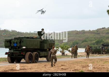 ROYAL THAI MARINESTÜTZPUNKT HAT YAO, THAILAND (FEB. 28, 2020) - 31. Marine Expeditionary Unit Marines, ein hochbewegtes Raketensystem, Und ein dem Marine Medium Tiltrotor Squadron (VMM) 265 (Verstärkt) zugewiesener AH-1Z Viper Hubschrauber, der an Bord des amphibischen Transport-Dockschiffs USS Green Bay (LPD 20) der San-Antonio-Klasse eingeschlagen wurde, nimmt an einer amphibischen Übung mit Royal Thai Military zur Unterstützung von Cobra Gold 2020, 28. Februar 2020, Teil. America Expeditionary Strike Group-31ST Marine Expeditionary Unit nimmt an Cobra Gold 20 Teil, der größten Übung zur Zusammenarbeit im Bereich Theatersicherheit im Ind Stockfoto