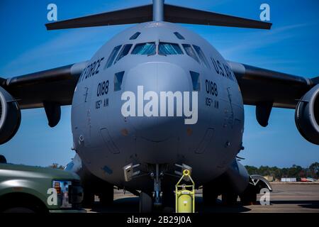 Ein dem 105th Air Lift Wing, New York Air National Guard, zugewiesener Globemaster der U.S. Air Force C-17 ist auf der Fluglinie zwischen den Missionen während PATRIOT South 2020 im Gulfport Combat Readiness Training Center in Gulfport, Miss., 29. Februar 2020, geparkt. Patriot ist eine Katastrophenschutzübung Für Den Einsatz Im Inland, die von Einheiten der Nationalgarde durchgeführt wird, die mit staatlichen, staatlichen und lokalen Notfallverwaltungsbehörden und Ersthelfern arbeiten. (USA Foto der Air National Guard von Technical Sgt. L. Roland Sturm) Stockfoto