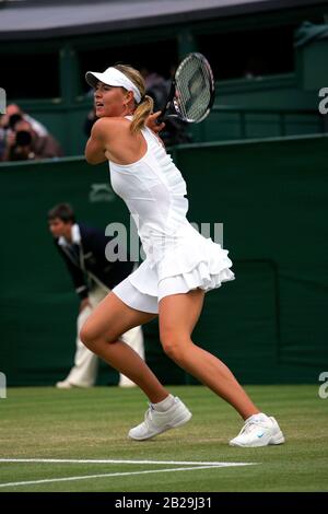 26. Juni 2007 - Wimbledon, Großbritannien: Maria Sharapova kehrt während ihres vierten Vorrundenspiels in Wimbledon einen Schuss gegen Venus Williams zurück. Sharapova, die fünf Grand-Slam-Titel gewann und eine der am höchsten erdienten E-Mail-Athleten war, kündigte letzte Woche ihren Rücktritt vom Wettkampftennsport an. Stockfoto