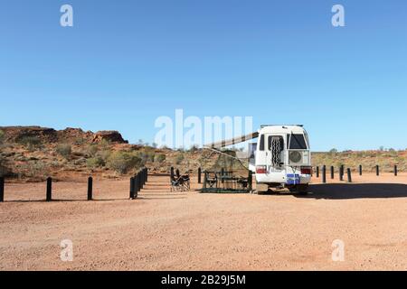 Camping Toyota Coaster Motorhome im Outback im Rainbow Valley, Northern Territory, NT, Australien Stockfoto