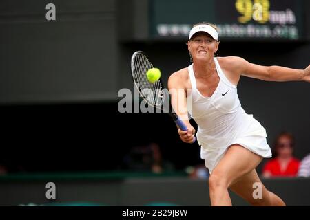 24. Juni 2010: Wimbledon, Großbritannien: Maria Sharapova im Einsatz während ihres zweiten Vorrundenspiels gegen Joana Raluca Olaru aus Rumänien während der Wimbledon Meisterschaften 2010 Stockfoto