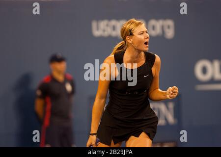 Flushing Meadows, New York, Vereinigte Staaten - 9. September 2006. Maria Sharapova im Einsatz während des US Opne Damenfinales 2006 gegen die Belgierin Justine Henin. Sharapova gewann in geraden Sätzen, um ihren ersten und einzigen US Open Frauentitel zu gewinnen. Sharapova gewann während ihrer Karriere insgesamt fünf Grand-Slam-Titel und war eine der am höchsten ertragenden Sportlerinnen. Stockfoto