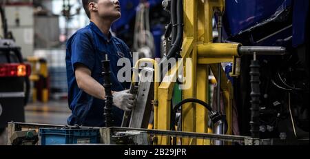 Arbeiter in der Maschinenfabrik in China. Stockfoto