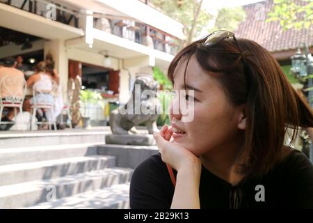 Eine schöne japanische Dame, die sich in einem Café-Restaurant entspannen kann Stockfoto