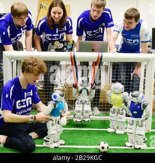 20. Februar 2020, Sachsen, Leipzig: Im Roboterlabor des Nao-Teams der Hochschule (HTWK) testen die Mitglieder Felix Loos (vorne), Tobias Jagle, Carolin Gümpel, Marvin Jenkel und Andreas Kluge (vorne) ihre Roboterfußballspieler. Das Team, das 20 Bachelor-, Master- und Informatik-Mitglieder umfasst, bereitet sich derzeit auf die "Robo Cup German Open" in Magdeburg (24.-26.04.2020) und die Weltmeisterschaften der intelligenten Roboter im Juni (23.6.-29.06.2020) in Bordeaux (Frankreich) vor. Das Leipziger Roboterteam, das bereits mehrere Titel bei den Weltmeistern gewonnen hat Stockfoto