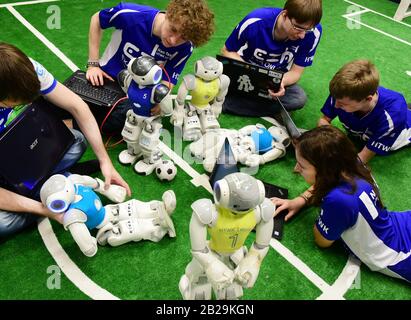 20. Februar 2020, Sachsen, Leipzig: Im Roboterlabor des Nao-Teams der Hochschule (HTWK) programmieren die Mitglieder Andreas Kluge, Felix Loos, Tobias Jagla, Marin Jenkel und Carolin Gümpel (l-r) ihre Roboter-Fußballer. Das Team, das 20 Bachelor-, Master- und Informatik-Mitglieder umfasst, bereitet sich derzeit auf die "Robo Cup German Open" in Magdeburg (24.-26.04.2020) und die Weltmeisterschaften der intelligenten Roboter im Juni (23.6.-29.06.2020) in Bordeaux (Frankreich) vor. Das Leipziger Roboterteam, das bereits mehrere Titel bei der WM in r Stockfoto