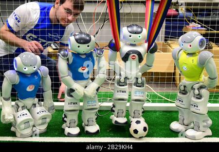 20. Februar 2020, Sachsen, Leipzig: Im Roboterlabor des Nao-Teams der HTWK steuert Tobias Jagla im Tor platzierte Roboter-Fußballer. Das Team, das 20 Bachelor-, Master- und Informatik-Mitglieder umfasst, bereitet sich derzeit auf die "Robo Cup German Open" in Magdeburg (24.-26.04.2020) und die Weltmeisterschaften der intelligenten Roboter im Juni (23.6.-29.06.2020) in Bordeaux (Frankreich) vor. Das Leipziger Roboterteam, das in den vergangenen Jahren bereits mehrere Titel bei den Weltmeisterschaften gewonnen hat, will seine Siegesserie mit innovativem weiterführen Stockfoto