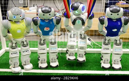 20. Februar 2020, Sachsen, Leipzig: Im Roboterlabor des Nao-Teams der Hochschule HTWK spielen drei Roboterfußballer neben den Netzrobotern 'Sputnik' (2. Von rechts) ein Testspiel, das am Ziel hängt und mit WLAN verbunden ist. Das Team, das 20 Bachelor-, Master- und Informatik-Mitglieder umfasst, bereitet sich derzeit auf die "Robo Cup German Open" in Magdeburg (24.-26.04.2020) und die Weltmeisterschaften der intelligenten Roboter im Juni (23.6.-29.06.2020) in Bordeaux (Frankreich) vor. Das Leipziger Roboterteam, das bereits mehrere Titel a Stockfoto