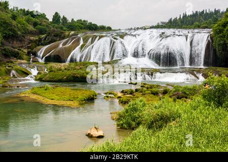 Der Doupotang-Wasserfall des Huangguoshu-Wasserfalls liegt am Fluss Baishui in Anshun in der Provinz Guizhou. Die Niagarafälle in China wurden in Betracht gezogen. Stockfoto