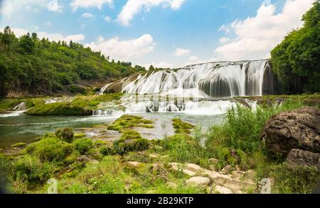 Der Doupotang-Wasserfall des Huangguoshu-Wasserfalls liegt am Fluss Baishui in Anshun in der Provinz Guizhou. Die Niagarafälle in China wurden in Betracht gezogen. Stockfoto