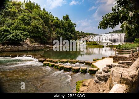 Der Doupotang-Wasserfall des Huangguoshu-Wasserfalls liegt am Fluss Baishui in Anshun in der Provinz Guizhou. Die Niagarafälle in China wurden in Betracht gezogen. Stockfoto