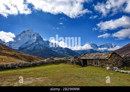 Der Blick auf das Berggebiet der Wanderroute Everest Base Camp im Himalaya-Gebirge in Nepal Stockfoto