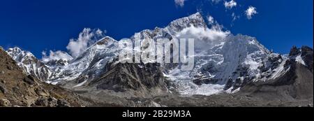 Panorama des Mount Everest und Lhotse, zwei der höchsten Berge der Welt, des Himalayas in Nepal Stockfoto