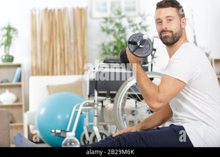 Junge schöne deaktiviert querschnittsgelähmten Mann im Rollstuhl, Reha Sport Stockfoto