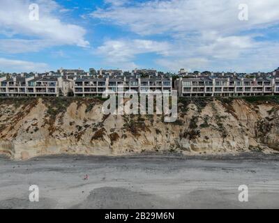 Luftaufnahme der Eigentumswohnung neben Strand und Meer in südkalifornien. Solana Beach. USA Stockfoto