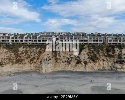 Luftaufnahme der Eigentumswohnung neben Strand und Meer in südkalifornien. Solana Beach. USA Stockfoto