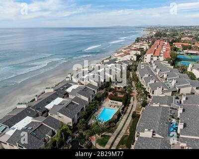 Luftaufnahme der Eigentumswohnung neben Strand und Meer in südkalifornien. Solana Beach. USA Stockfoto