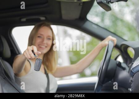 Frau, die ihre Autoschlüssel zeigt Stockfoto