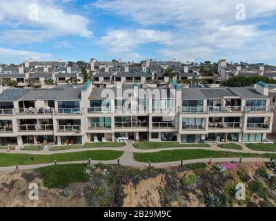 Luftaufnahme der Eigentumswohnung neben Strand und Meer in südkalifornien. Solana Beach. USA Stockfoto