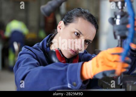 Ein konzentrierter weiblicher Industriearbeiter Stockfoto