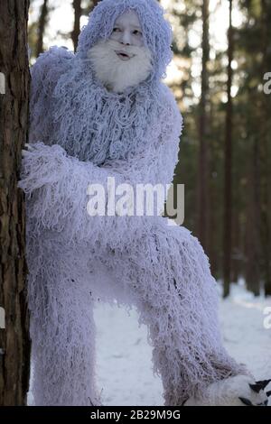 Yeti Märchenfigur im Winterwald. Fantasy-Foto im Freien. Stockfoto