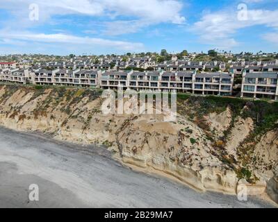 Luftaufnahme der Eigentumswohnung neben Strand und Meer in südkalifornien. Solana Beach. USA Stockfoto