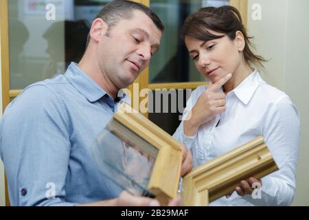 Designer, die Holzformproben halten Stockfoto