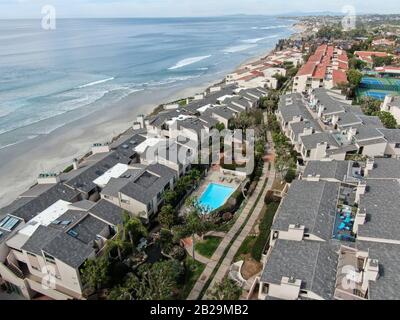 Luftaufnahme der Eigentumswohnung neben Strand und Meer in südkalifornien. Solana Beach. USA Stockfoto