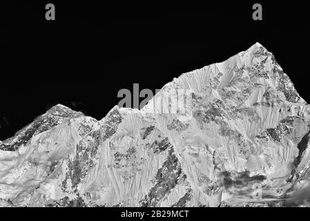 Mount Everest und Lhotse, zwei der höchsten Berge der Welt, des Himalayas in Nepal (Schwarzweiß) Stockfoto