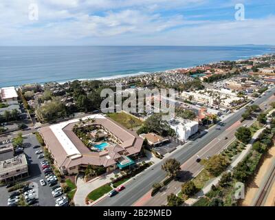 Luftaufnahme der Eigentumswohnung neben Strand und Meer in südkalifornien. Solana Beach. USA Stockfoto