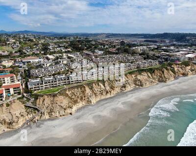 Luftaufnahme der Eigentumswohnung neben Strand und Meer in südkalifornien. Solana Beach. USA Stockfoto