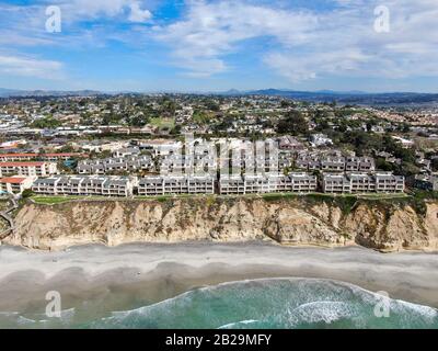 Luftaufnahme der Eigentumswohnung neben Strand und Meer in südkalifornien. Solana Beach. USA Stockfoto