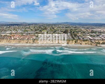 Luftaufnahme der Eigentumswohnung neben Strand und Meer in südkalifornien. Solana Beach. USA Stockfoto