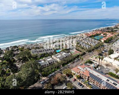 Luftaufnahme der Eigentumswohnung neben Strand und Meer in südkalifornien. Solana Beach. USA Stockfoto