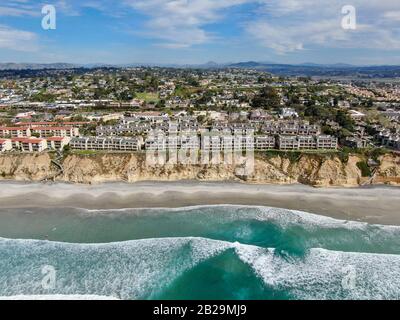 Luftaufnahme der Eigentumswohnung neben Strand und Meer in südkalifornien. Solana Beach. USA Stockfoto