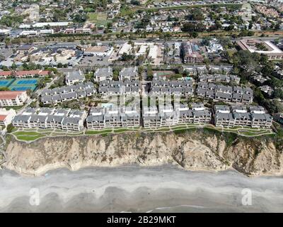 Luftaufnahme der Eigentumswohnung neben Strand und Meer in südkalifornien. Solana Beach. USA Stockfoto