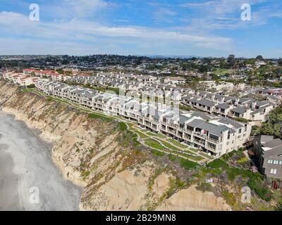 Luftaufnahme der Eigentumswohnung neben Strand und Meer in südkalifornien. Solana Beach. USA Stockfoto