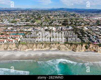 Luftaufnahme der Eigentumswohnung neben Strand und Meer in südkalifornien. Solana Beach. USA Stockfoto
