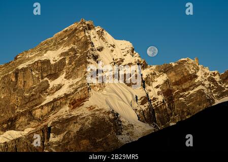 Das Licht des Sonnenaufgangs auf den Schneebergen des Himalaya in Nepal Stockfoto