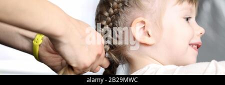 Cute kid mit Spielzeug spielen Stockfoto