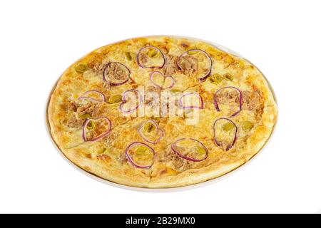 Pizza in der ganzen Runde, in Stücke geschnitten, mit Hackfleisch, Oliven, Thunfisch, auf einem weißen, isolierten Hintergrund. Fast-Food in einer Pizzeria, ein knuspeliges Käseprodukt, Stockfoto