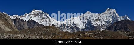 Panorama des Mount Everest und Lhotse, zwei der höchsten Berge der Welt, des Himalayas in Nepal Stockfoto