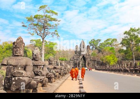 Drei buddhistische Mönch und Steinstatue der Hüter der Giganten im Vortor im Prasat Bayon Tempel, berühmter Wahrzeichen des Angkor Wat Komplexes, khmer Kultur, Sie Stockfoto