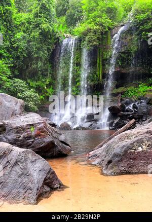 Schöner Wasserfall im tropischen Wald, Phnom Kulen Nationalpark auf dem Kulen-Plateau, Kambodscha, Indochina Stockfoto