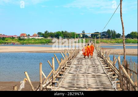 Drei buddhistische Mönch auf der Bambusbrücke über den Mekong Fluss zwischen Kampong Cham Stadt und Insel Koh Paen, Kambodscha Stockfoto