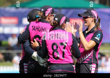 Junction Oval, Melbourne, Australien. März 2020. ICC-WM-Spiel der Frauen T20 18- Neuseeländische Frauen, Die Australien Frauen spielen Women-The New Zealand Team Celebrate A Wicket-During the Game-Image Credit: Brett keating/Alamy Live News Stockfoto
