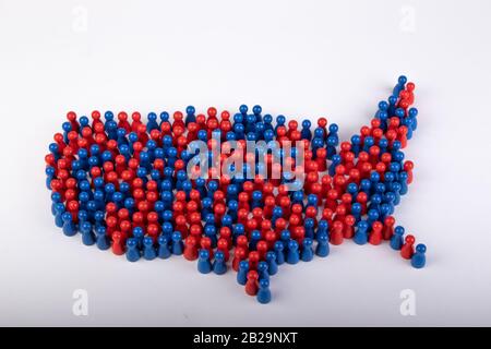 Karte der Staaten von Amerika in Nationalflaggenfarben, mit Holzfigürchen, weißem Hintergrund, isoliert auf Weiß Stockfoto