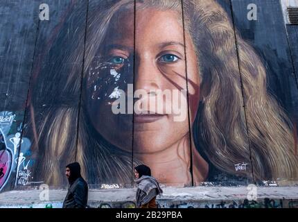 Kunstwerk an der Trennwand in Bethlehem, Palästina Stockfoto