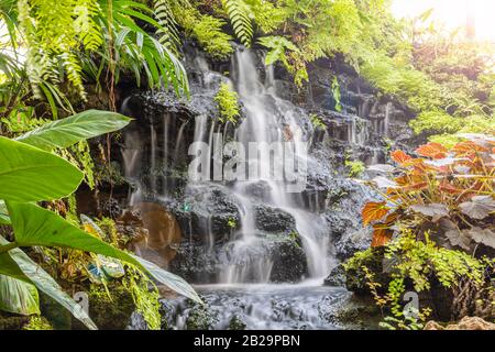 Schließen Sie den Künstlichen Wasserfall im Park. Stockfoto